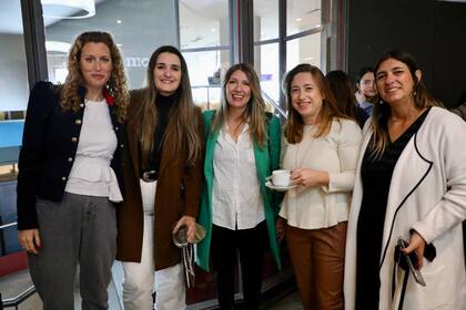 Jaqueline Saud Sulak (Volkswagen) y Agustina Bianchini (PHD) junto a parte del equipo de LA NACION