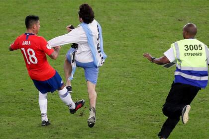 La polémica: Jara golpea al hincha que invadió el campo de juego