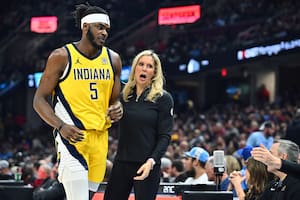 Jarace Walker recibe indicaciones de Jenny Boucek, la mujer que construye las estrategias defensivas de Indiana Pacers, el equipo que lidera la final de la NBA ante Oklahoma City Thunders (Photo by Jason Miller/Getty Images)