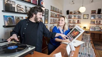 Jarana Records nace de la pasión por el vinilo de Juan Muñiz, pero hubiese sido imposible sin el apoyo de su novia, Vicky