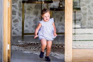 Paso a paso: tras el jardín al frente y el muro de piedra, una deco brillante