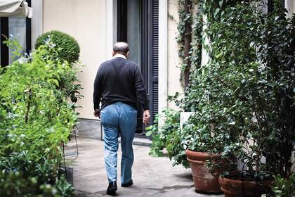 Jardín de otoño. La galería que divide su estudio de otro sector de la casa está poblada de macetas