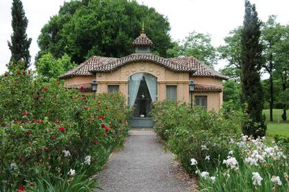 Jardín del antiguo lavadero de la estancia, donde se ven Iris germanica en flor y rosas té ‘Mrs. B.R. Cant’.