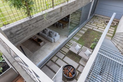 Jardín inglés visto desde arriba. Sillones de exterior (Estudio TE).