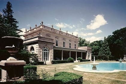 Jardín trasero de la casona de 23 habitaciones y con vista al mar que los von Bülow tenían en Newport