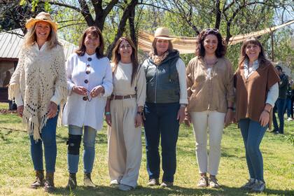 Jardineras en acción: Laura Vidal Bazterrica, Virginia Carbonelli, María Luján Armagno, Gabi Crook, Anabel Didlaukis, Paula Caffarena.
