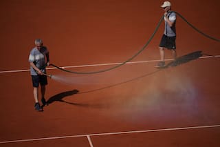 Jardineros de Roland Garros empapan las canchas de arcilla con agua y sal por ola de calor