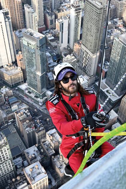 Jared Leto en pleno descenso, sujeto con cuerdas desde la cima del edificio Empire State. Llevaba una cámara en el casco para registrar la aventura.