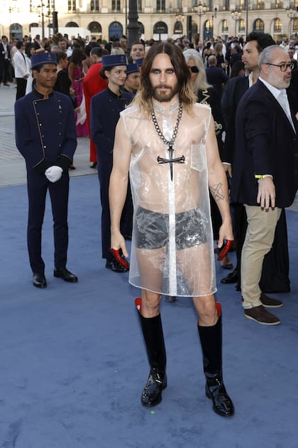 Jared Leto sabe cómo destacarse. El cantante y actor lució un vestido camisero transparente que decoró con un crucifijo. En los pies, botas de caña alta de charol
