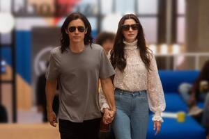 En WeCrashed, Anne Hathaway y Jared Leto rescatan un recuento superficial de una debacle memorable