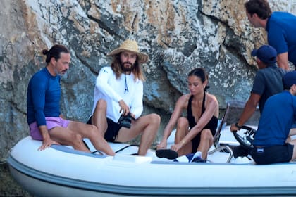 Jared Leto y Kelsey Merritt pasean a  bordo de una embarcación de lujo por la costa italiana