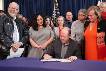 Jared Polis firmó con anterioridad varias legislaciones que garantizaban la protección a los migrantes