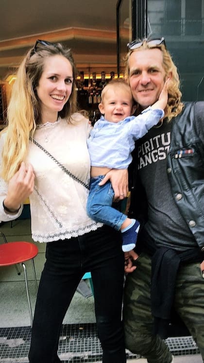 "Jarl" Ale, junto a su mujer Elga (29) y su hijo Luxifer, quien hoy tiene tres años