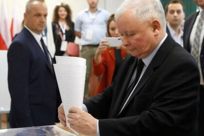 Jaroslaw Kaczynski, líder del partido en el gobierno en Polonia fue acusado de "atacar el estado de derecho y limitar la independencia de las instituciones fundamentales" del país