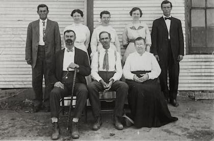 Jarred Jones (el primero sentado, con bastón) volvió a visitar a sus hermanos a Texas y Oklahoma en el verano de 1913, cuando tenía 50 años.
