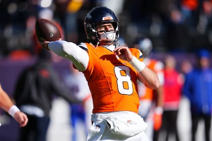Jarrett Stidham, quarterback de los Broncos de Denver, intentará ganar como suplente en el juego de hoy (AP Photo/Jack Dempsey)