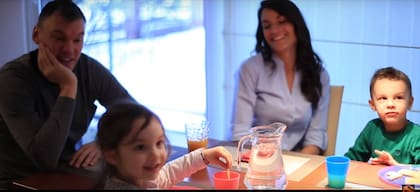 Jasikevicius con su esposa Anna, y sus hijos Aila y Sarunas jr.