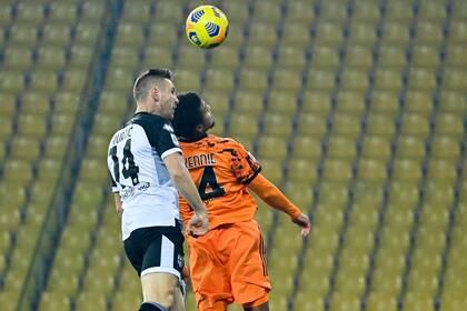 Jasmin Kurtic, del Parma, y Weston McKennie, de Juventus, disputan la pelota durante el partido entre ambos por la Serie A de Italia. Los turineses se llevaron el triunfo con una goleada por 4-0.
