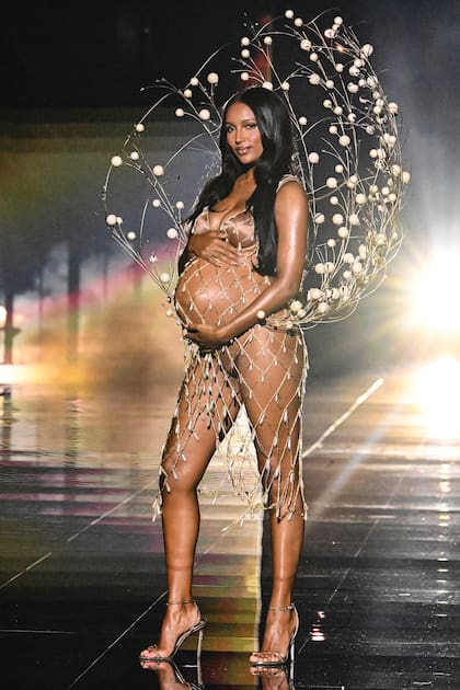 Jasmine Tookes hizo historia al convertirse en la primera modelo futura mamá en abrir un desfile de Victoria´s Secret: tiene nueve meses de embarazo. Serena, femenina y poderosa, su pasada envuelta en un traje de red y con una estructura decorada con perlas resultó un momento que quedará para siempre entre los highlights de los shows de la marca. La californiana, que es parte del staff alado desde 2014, está casada con Juan David Borrero (directivo de Snapchat e hijo del ex vicepresidente de Ecuador Alfredo Borrero),
con quien ya son padres de Mia Victoria, de 2 años