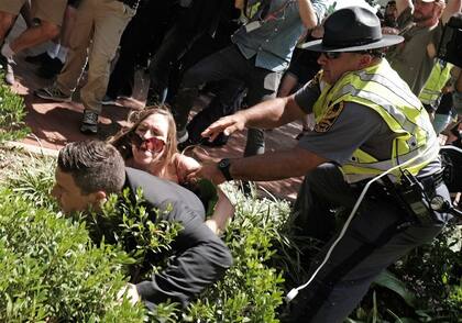 Jason Kessler, organizador de "Unamos la derecha", fue tacleado por una mujer cuando intentaba hablar con la prensa