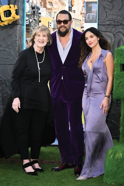 Jason Momoa en la
presentación del film Minecraft en Londres, rodeado por su mamá,
Coni, y su novia, Adria Arjona.