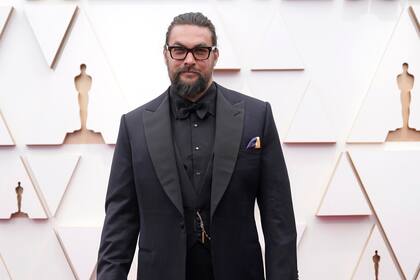 Jason Momoa, uno de los actores de Duna, eligió un look con tonos oscuros