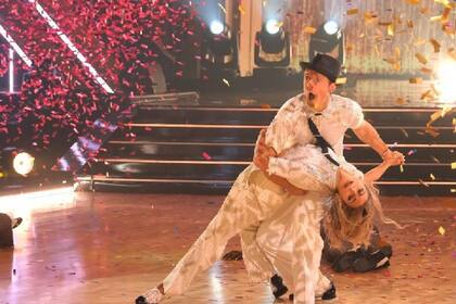 Jason Mraz y su pareja de baile, Daniella Karagach, quedaron en segundo lugar en Dancing with the stars