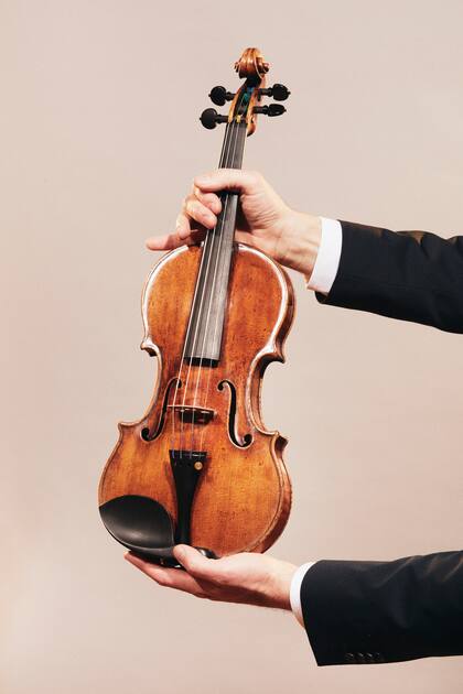 Jason Price, director de la compañía de subastas Tarisio, sostiene el violín "da Vinci" Stradivarius en Berlín, Alemania, el 30 de abril de 2022. Fabricado en 1714 y tocado en El Mago de Oz y otras películas clásicas, el Stradivarius de Toscha Seidel podría venderse por casi $20 millones en una subasta en línea del 18 de mayo al 9 de junio de 2022. (Andrew White/The New York Times)
