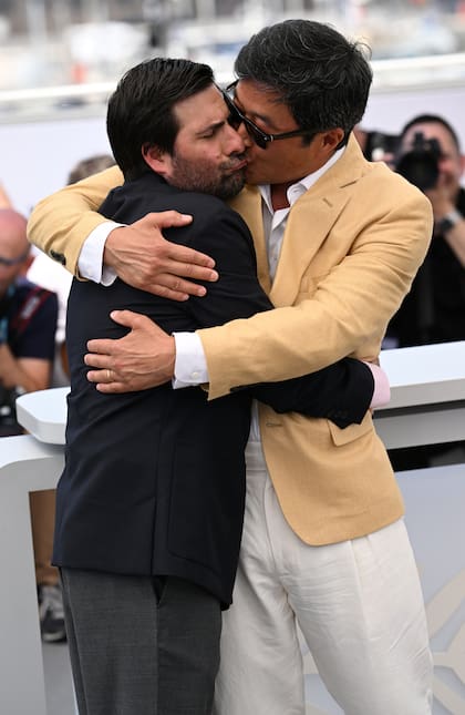 Jason Schwartzman y Stephen Park sorprendieron con un beso y un efusivo abrazo en la alfombra roja