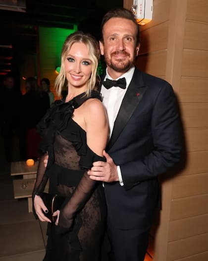 Jason Segel se comprometió con la actriz y bailarina Kayla Radomski (Instagram/@independentpublicrelations)