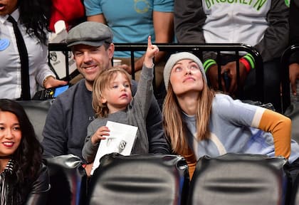 Jason Sudeikis y Olivia Wilde con su hijo Otis, en un partido de Golden State Warriors versus Brooklyn Nets, en diciembre de 2016