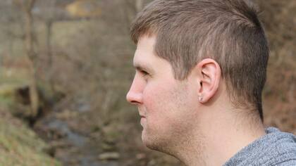 Jason Walker asegura que el agua en su hogar está envenenada.