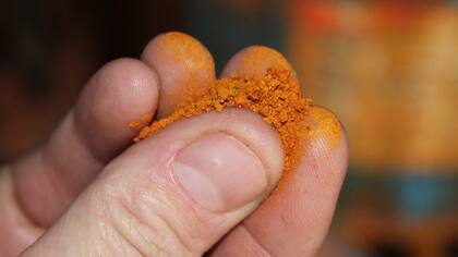 Jason Walker muestra los residuos de hierro que se acumulan en su sistema de filtración de agua.