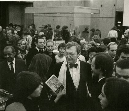 Jasper Johns en la inauguración de la muestra Jasper Johns, en el Whitney Museum, 1977
