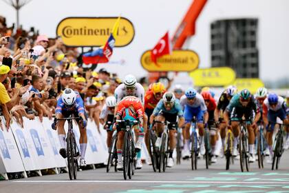 Jasper Philipsen (de azul) se adelantó a Caleb Ewan en un apretado final de la cuarta etapa del Tour de Francia, entre Dax y Nogaro.