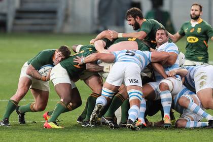 Jasper Wiese sostiene el balón para Sudáfrica en el Estadio Nelson Mandela Bay, de Port Elizabeth