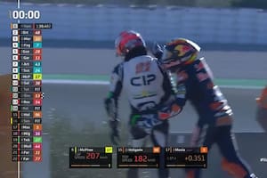 Dos pilotos de MotoGP se golpearon adentro y afuera de la pista y tuvieron que ser separados