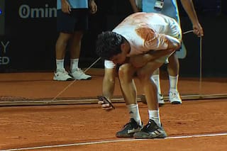 Insólito: le dieron por mala la pelota final, protestó y se quedó sacando fotos a la huella