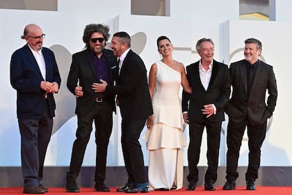 Jaume Roures, Mariano Cohn, Antonio Banderas, Penélope Cruz, Oscar Martínez y Gastón Duprat visiblemente animados, en la alfombra roja del famoso festival italiano