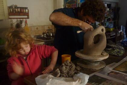 Molina junto a una de sus hijas algunos años atrás, haciendo una escultura de arcilla
