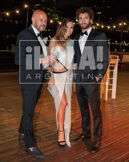 Domingo 10. Pampita eligió un vestido de seda y lúrex plisado de la colección Pre Fall de Fabián Zitta y su flamante candidato, Mariano Balcarce, respetó el dress code con un impecable smoking de Rochas.