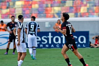 Estudiantes celebró la vuelta después de ocho meses del jugador que sufrió una trombosis