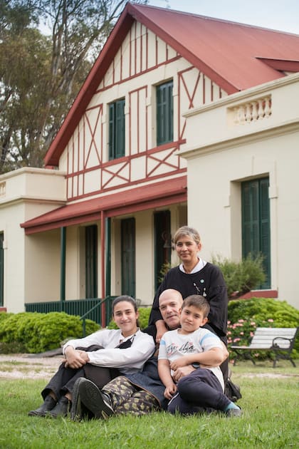 Javier Araujo, Betina Lago y sus dos hijos frente al casco de la estancia