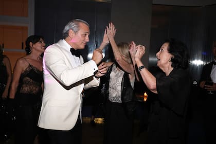 Javier, bailando con su madre, Bibi Green.