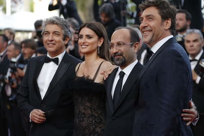 Ricardo Darín, Penélope Cruz, el director iraní Asghar Farhadi y Javier Bardem: la primera película desde 2004 de habla no inglesa y no francesa en abrir Cannes