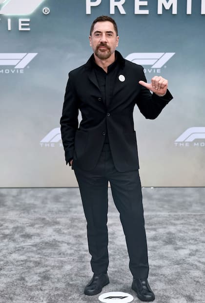 Javier Bardem, que en la película compone a un retirado piloto devenido en dueño de un equipo de Fórmula Uno, eligió un look total black para la velada