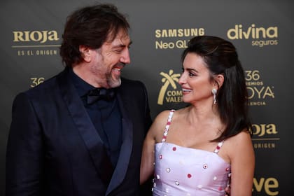 Javier Bardem y Penélope Cruz en la alfombra roja de la 36ta edición de los Premios Goya, el 12 de febrero de 2022, en Valencia, España. (AP Foto/José Bretón)