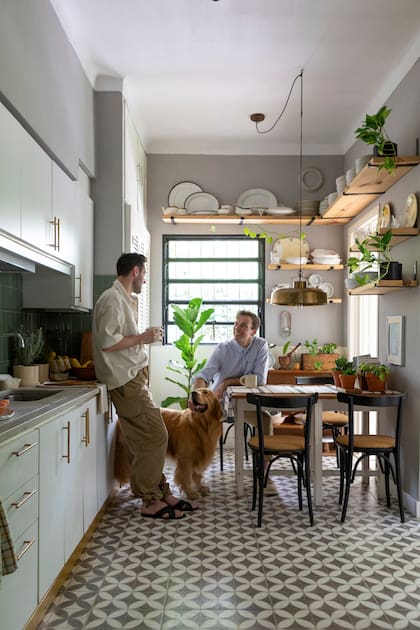 Javier Biglieri, fotógrafo y director creativo de Büro Content Studio y su marido, Rodrigo Pedreira, junto a su Golden Retreiver en su casa de La Lucila.