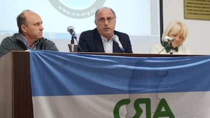 Javier Bolatti, coordinador de la Mesa de Lechería de la Confederación de Asociaciones Rurales de Santa Fe (Carsfe); Jorge Chemes, presidente de Confederaciones Rurales Argentinas (CRA), y Norma Bessone, presidenta de la Sociedad Rural de Rafaela (SRR)