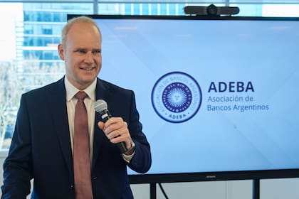 Javier Bolzico, titular de Adeba, valora la desregulación que se está dando dentro de la burocracia estatal pero reclama una baja en el gasto público nacional, provincial y municipal para que se pueda reducir la carga impositiva. Sostiene también que de la tasa que se paga por un crédito la mitad son impuestos y tasas